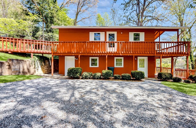 Snowbird-friendly house near pool, tennis & basketball - walk to Lake Junaluska