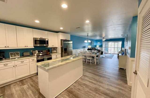 Snowbirds--Huge Pool--2/2 Condo close to beaches and golf courses!