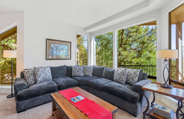 Snowcap Escape at Mount Bachelor w/Pool & Hot Tub