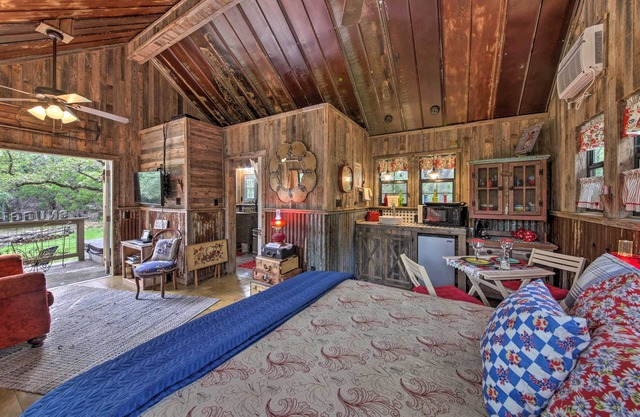 Snuggle Inn Wimberley Cabin w/Fire Pit + Deck