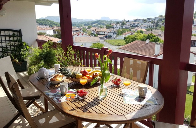 Socoa Lodge beach just across the street! Rare luxurious T5 dwelling