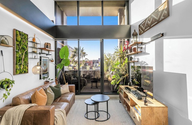 Sol Docklands | Large 3BR Loft, Infinity Pool, Gym, Free Parking & Free Trams