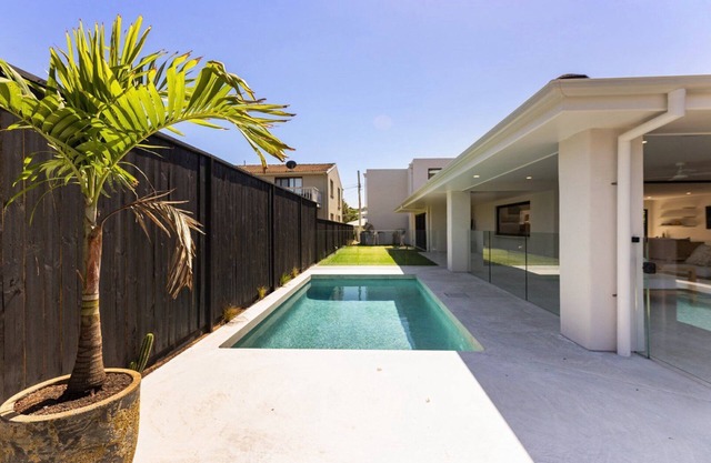 SOL HOUSE NORTH AVOCA - MIXING MEDITERRANEAN WITH COASTAL - 0NLY 50M TO BEACH