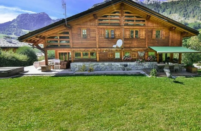 Solar Residence - Solar Est, Charming Chalet for 11 people, Close to Tracks & Amenities in Range