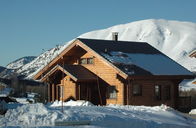 Solid wood, well-equipped, family home offers all comfort and stunning views