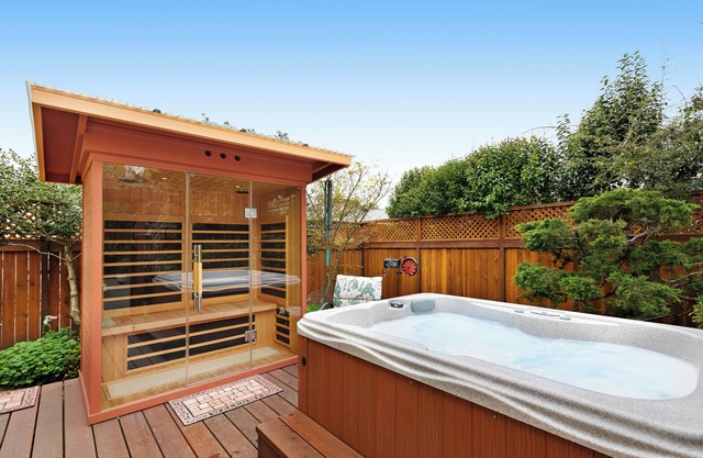 Sonoma County stunner near wineries & parks with hot tub & garden - walkable