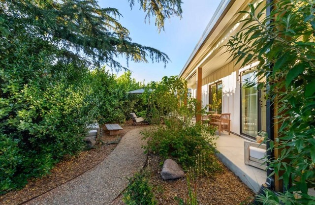 ★ Sonoma Valley Garden Cottage ★ Clean and Modern ★ Fast Internet ★