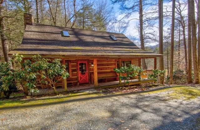Soothing Waters -2br home on stream with a hot tub!
