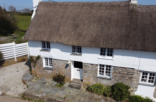 Sophie's Cottage - a cottage that sleeps 4 guests in 2 bedrooms