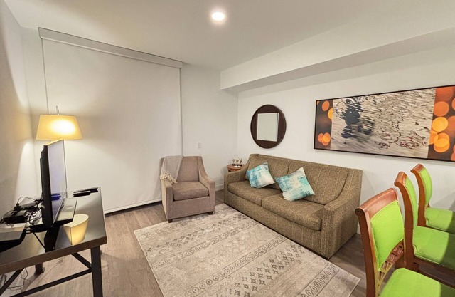 Sophisticated 1-Bedroom Apart-Hotel near Downtown LA, Koreatown