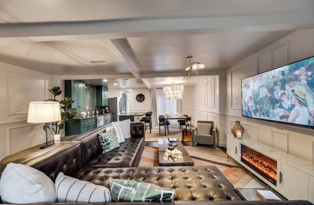 Sophisticated 2-Bed, 1.5-Bath furnished condo in central Dallas with a private patio, serene garden views, and exclusive access to an award-winning courtyard equipped with premium wellness products and relaxing lounge areas.