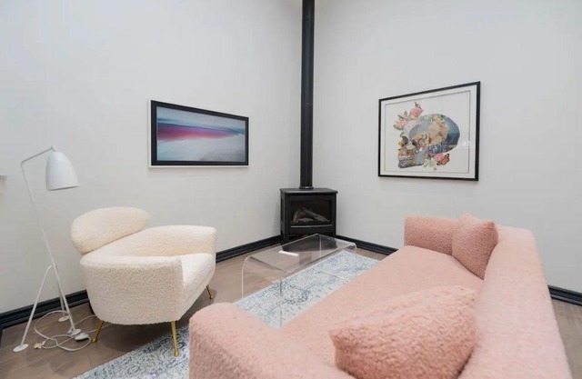 Sophisticated Coach House in the Annex