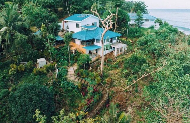Soul Shine Beach House, entire house 3 bedrooms total with sapcious living areas
