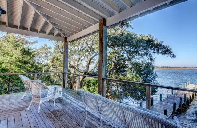 Soundfront Home with Old World Charm! Claw foot tub, private dock
