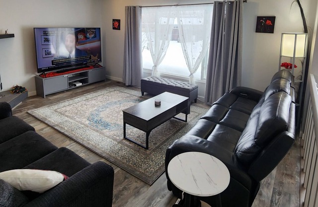South Anchorage getaway, mountain views, sauna on quiet culdesac. New remodel.