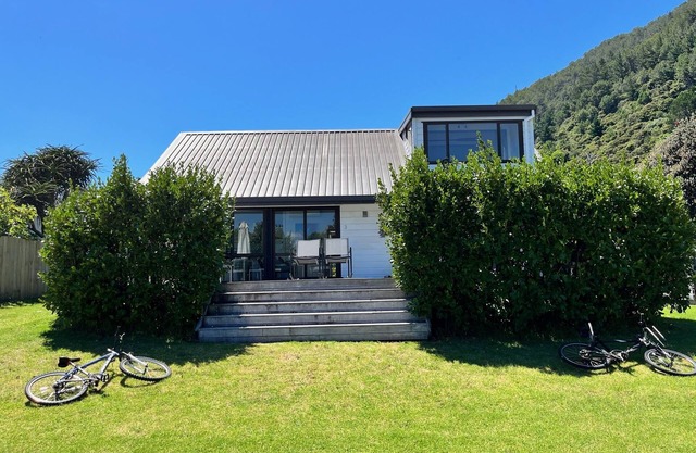 South End modern beach house - close to beach & mountain.