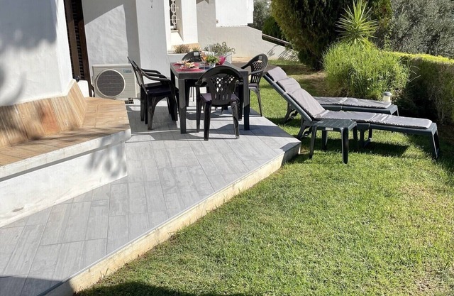 South Facing ground floor Apt with gardens , Free Strong Fibre WI-Fi & Air Con