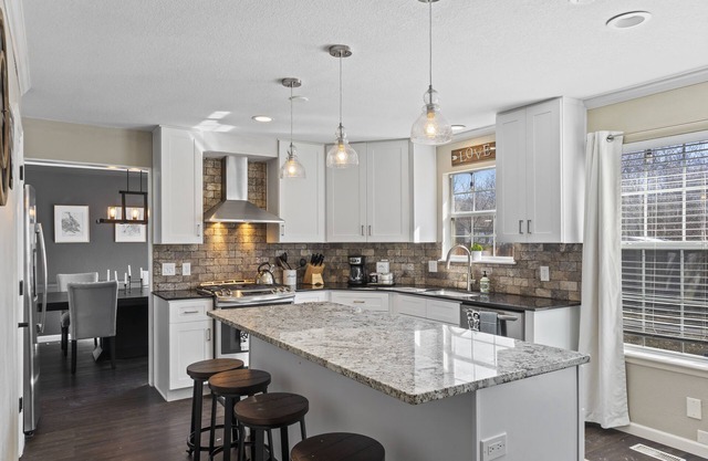 South Tulsa Gem: 3 bed/2.5 bath with firepit