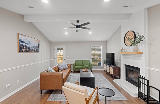 Southern Charmer! New Renovation, 3 Bed/2 Bath, Game Room, Dog Friendly, In The Heart Of It All!
