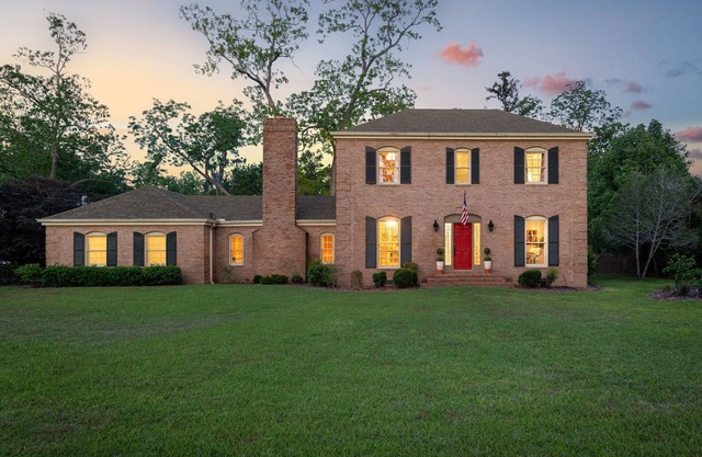 Southern Comfort In town-pool table- patio-bbq-pong-wet bar-free max/prime tv.