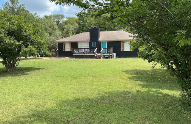 Southern ComfortnDynamic 2 Level Homen1 Acre LotnFully Fenced Backyard