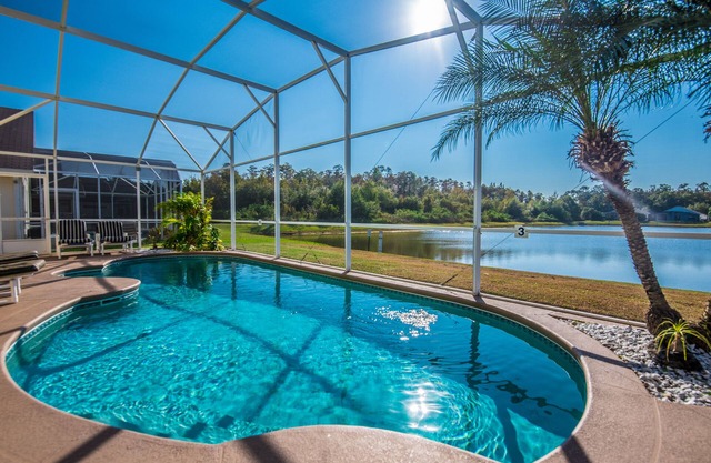 SOUTHFACING Private Pool, Lakeview,4 BR-2 Bath,Ultra Clean Modern,10 min Disney