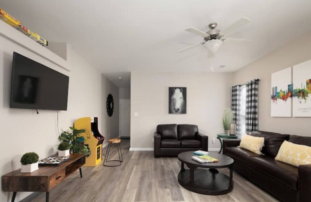 Southside Charmer with king bed.