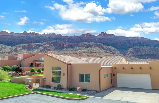 Southwest Charm and Amazing Views, just minutes from town!