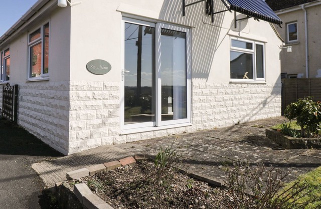 SOUTHWINDS, pet friendly, with a garden in Durrington