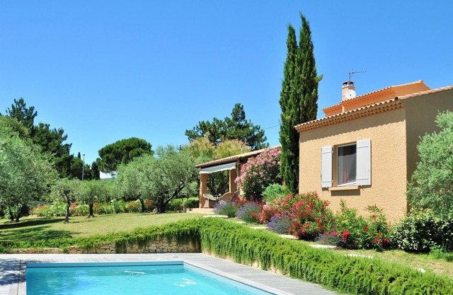 SOVEREIGN provencal villa in olive trees, heated pool, foot of Mont Ventoux,