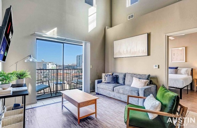 Space for 8 Near Downtown! Easy Walk to UT Campus