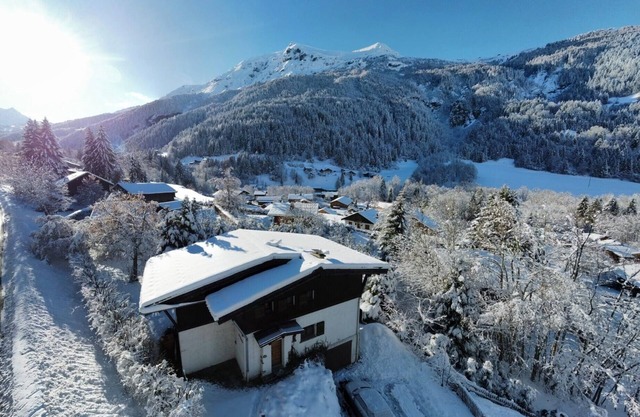 Spacious, fully renovated chalet with ski room and games room