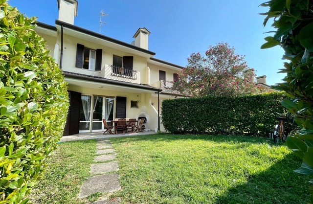 Spacious house for 6 with pool and garden