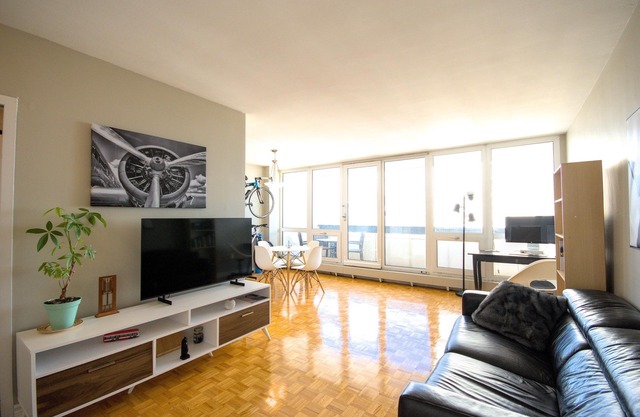 Spacious 1-bed room Apartment 5min to Subway, Restaurants, Grocery, Parks