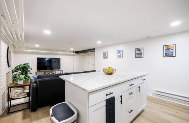Spacious 1 bedroom, 1 bathroom unit w/private entrance, on site parking+laundry