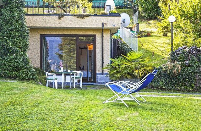 Spacious 1-room apartment with about 1. 300 m² large well-kept garden plot