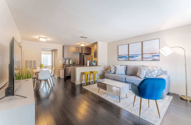 Spacious 1BR close to Downtown w fast wifi