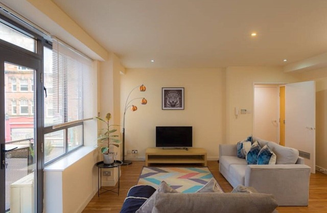 Spacious 2 Bed Apt - Fast Wi-fi - Free Parking