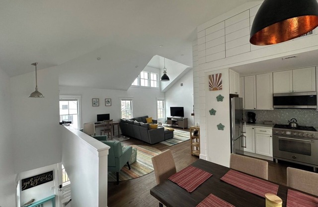 Spacious 2-bed in Provincetown - high ceilings, newly remodeled, private deck