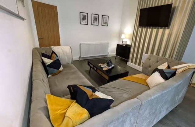 Spacious 2 bed St Helens, Free Parking, 1min to Carr Mill Dam