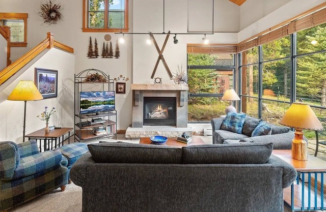 Spacious 2-bedroom 2.5 Bath Townhome Walking Distance to World Class Skiing!