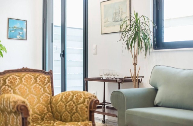 Spacious 2 Bedrooms Apartment w/Balcony In City Center