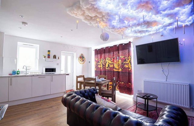 Spacious 2-BR House in Watford|Warner Bros. Studio