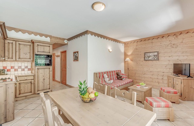 Spacious 2-Bedroom Apartment with Garden Balcony in Champagny-en-Vanoise - Sleeps 6