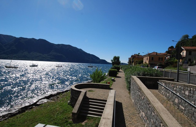Spacious 2-room apartment with dream lake view & private beach right on the lake