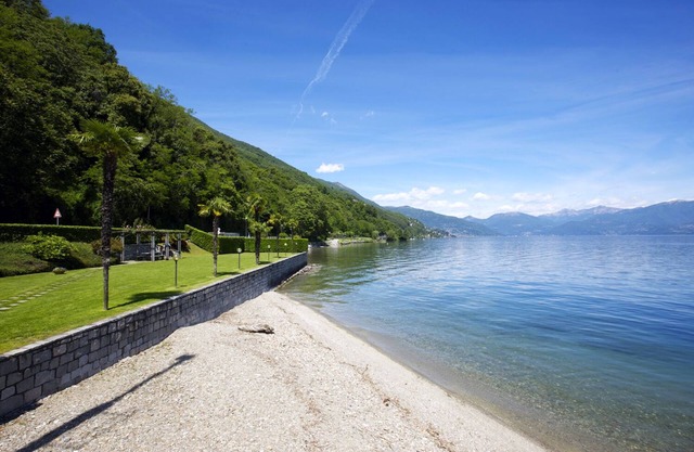 Spacious 2-room apartment with dream view and private beach directly by the lake