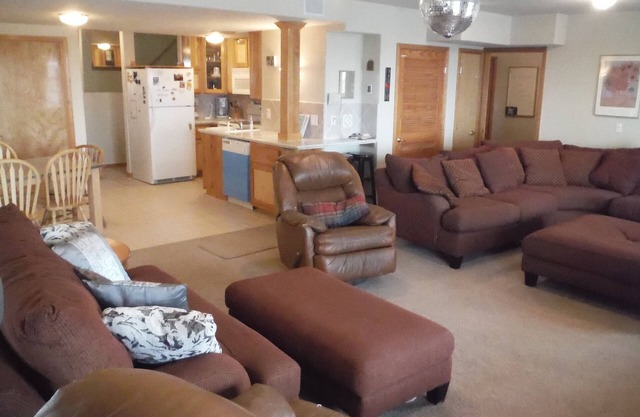 Spacious 2000 sq ft Happy Hideaway for your Cadet & Family 1 Mile from USAFA!