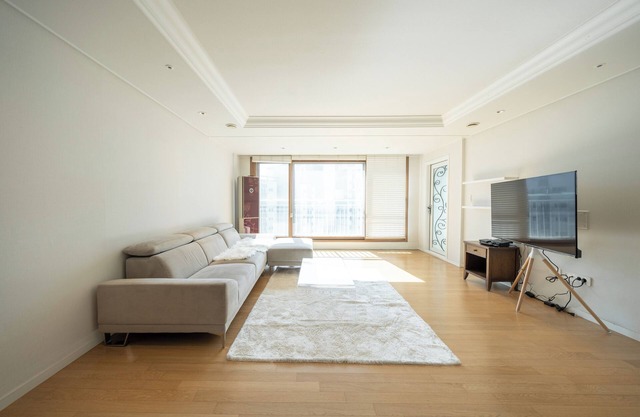 Spacious 2bdr 2bth Room in Gangnam 105m2