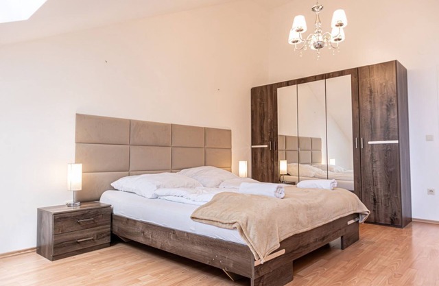 Spacious 2BR Apt. Great Location - Near Schönbrunn
