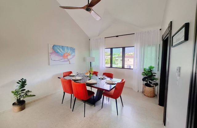 Spacious 2BR, Fast WiFi/Ocean & Mountain Views, Security & Convenience
